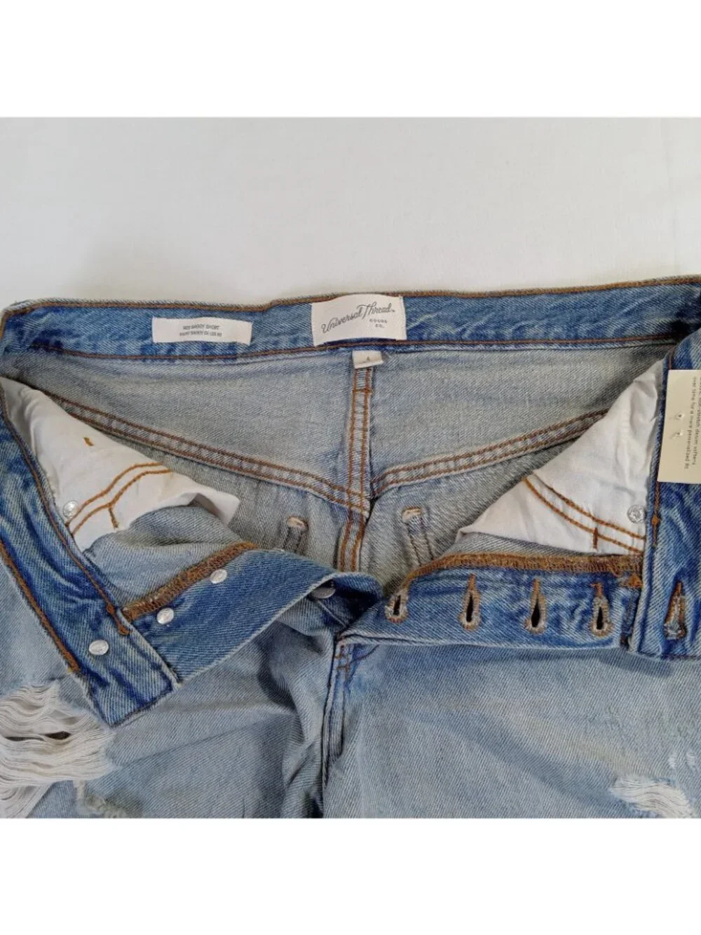 Universal Thread Women's Size 4 90s Baggy Distressed Denim Shorts Light Wash NWT